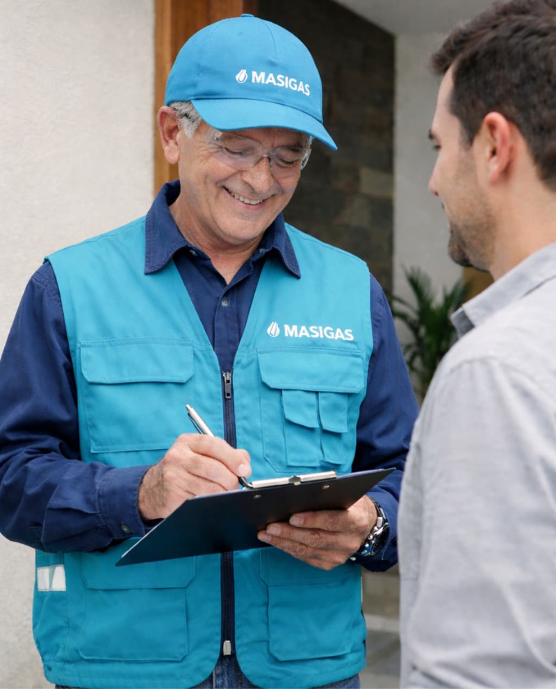Técnico certificado MASIGAS Proyectos asesorando a un cliente en Lima
